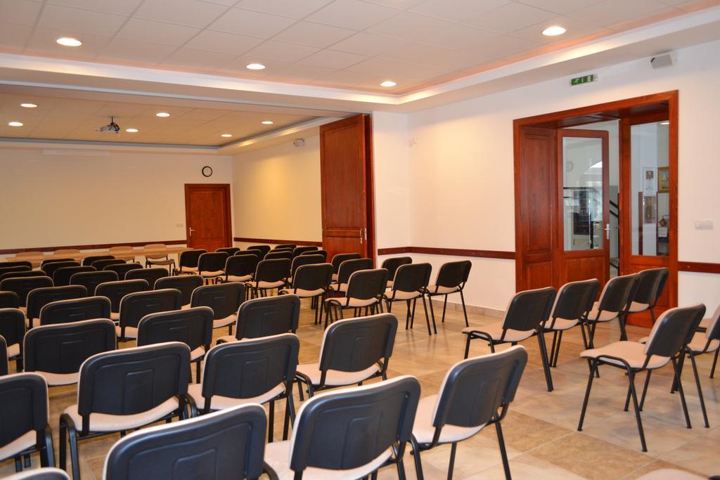 Althann Vendeghaz Es Konferencia Koezpont Vác Exterior foto
