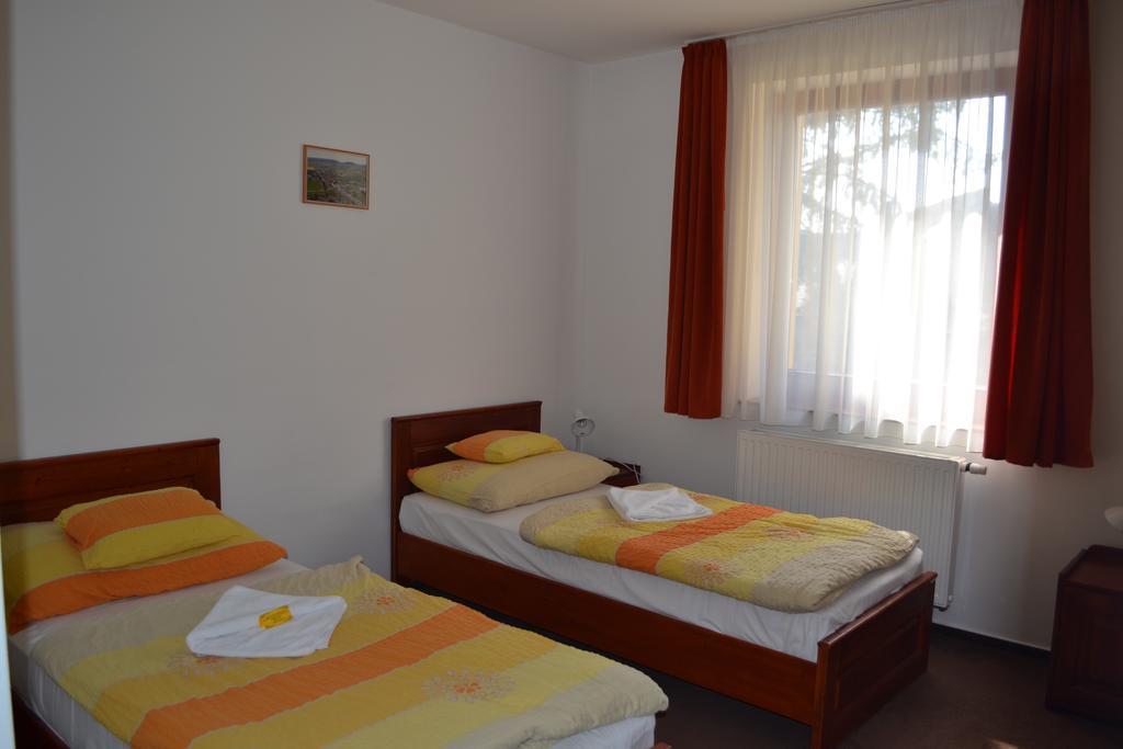 Althann Vendeghaz Es Konferencia Koezpont Vác Zimmer foto